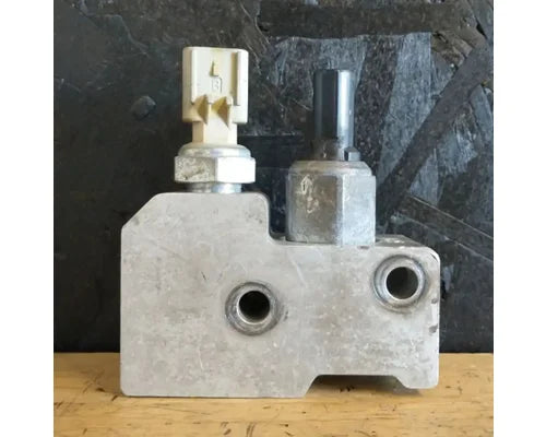 PACCAR 5308313 fuel intake module with shutoff valve, used