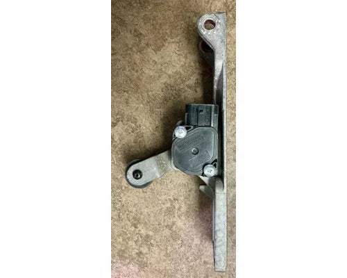 Peterbilt 133284 throttle pedal (williams controls) from 2007 Peterbilt 386, used - view 4 of 8