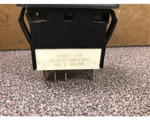 Peterbilt 16-09121-5G8EEF2A11 cruise control On/Off switch from 2012 Peterbilt 587, used - view 2 of 3
