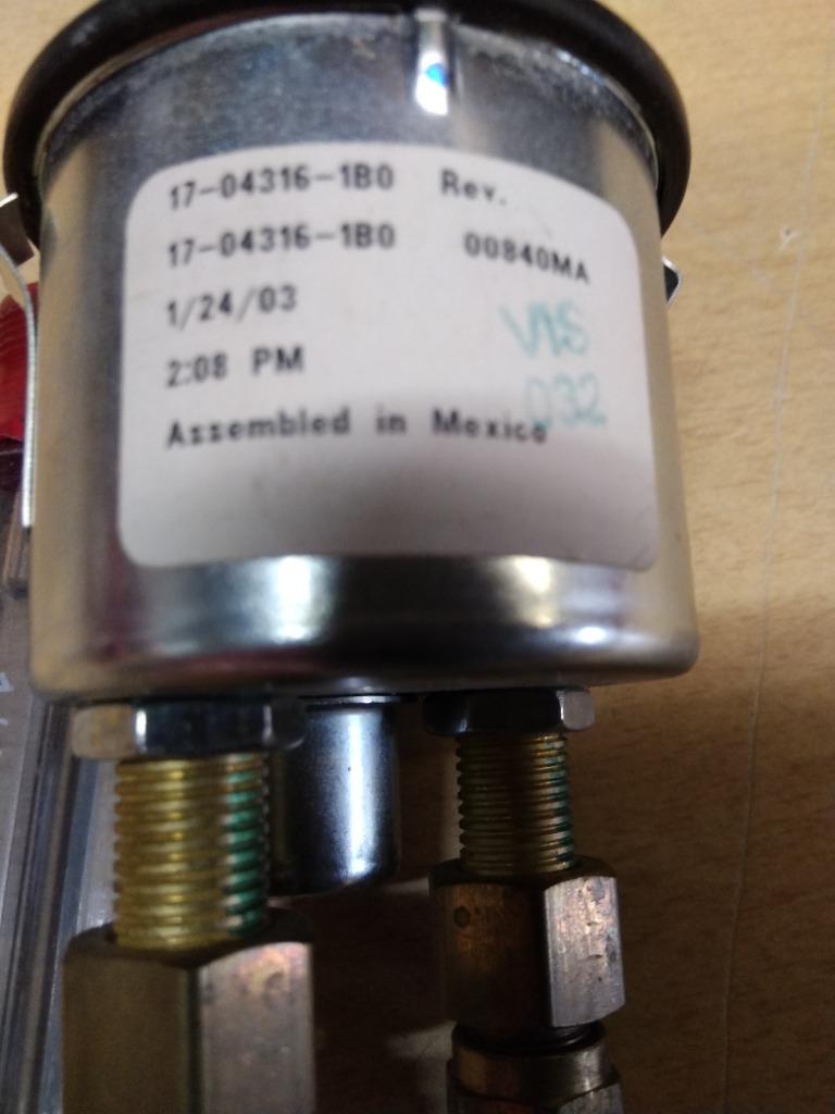 Peterbilt 17-04316-1B0 primary / secondary air pressure gauge (twin needle) from 2003 Peterbilt 330, used - view 4 of 4