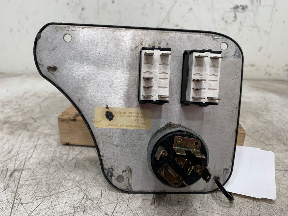 Peterbilt 1705007 switch panel from 2006 Peterbilt 387, used - view 3 of 4
