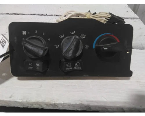 Peterbilt 18-04461 heater / A/C control panel from 2009 Peterbilt 335, used - view 2 of 4