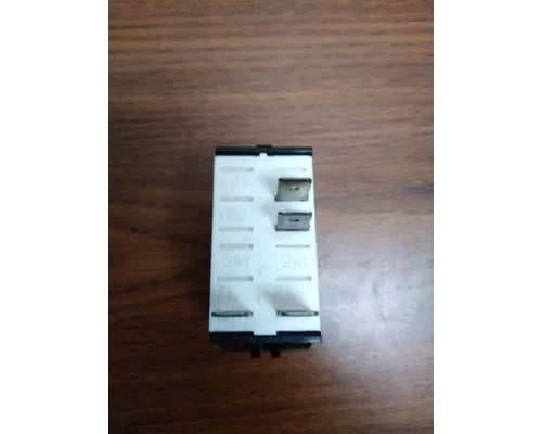 Peterbilt P27-1133-034 hill start assist switch from 2015 Peterbilt 579, used - view 2 of 5