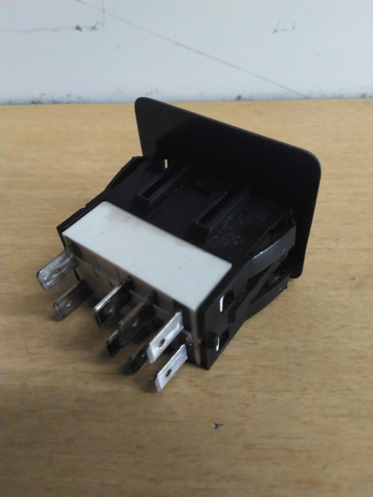 Peterbilt P27-1133-056 interaxle lock switch from 2013 Peterbilt 579, used - view 2 of 3