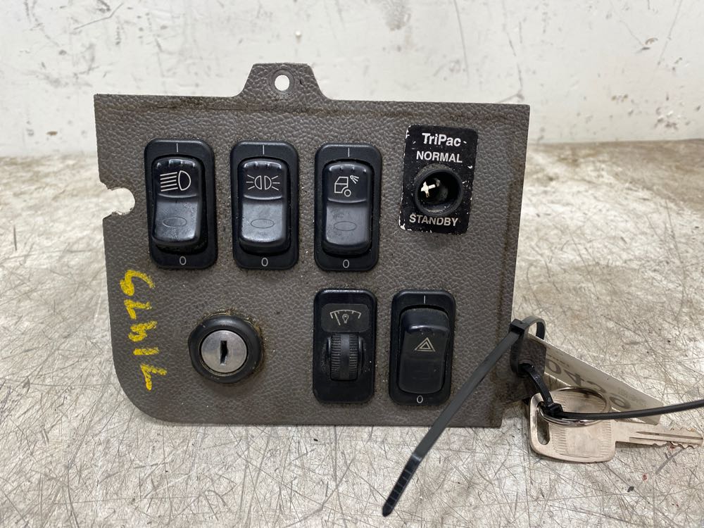 Peterbilt S646045485L00 switch panel from 2006 Peterbilt 379, used