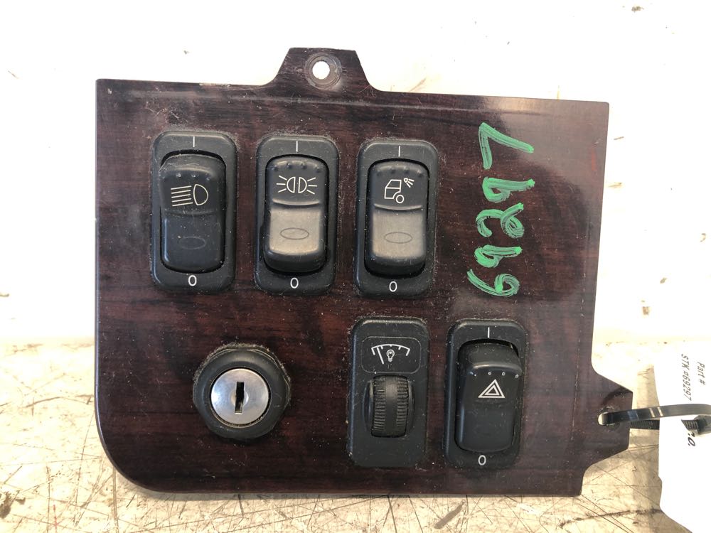 Peterbilt S646045575L00 switch panel from 2013 Peterbilt 386, used