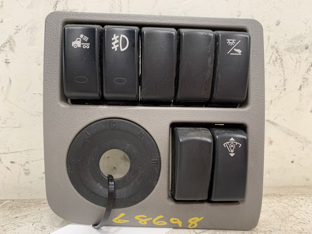 Peterbilt S646105 switch panel from 2004 Peterbilt 587, used