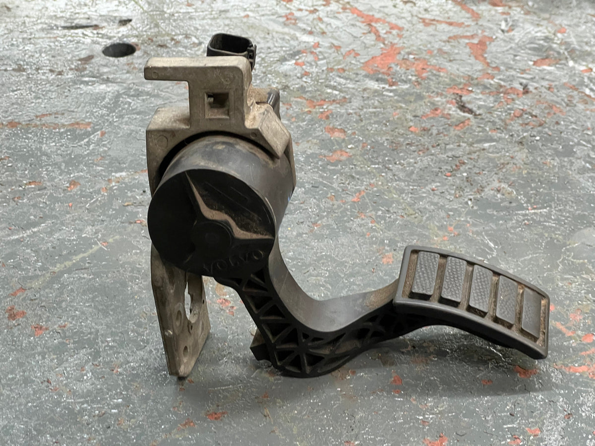 Volvo 133667 accelerator pedal with throttle position sensor from 2006 Volvo, used