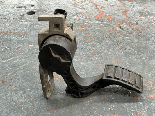 Volvo 133667 accelerator pedal with throttle position sensor from 2006 Volvo, used