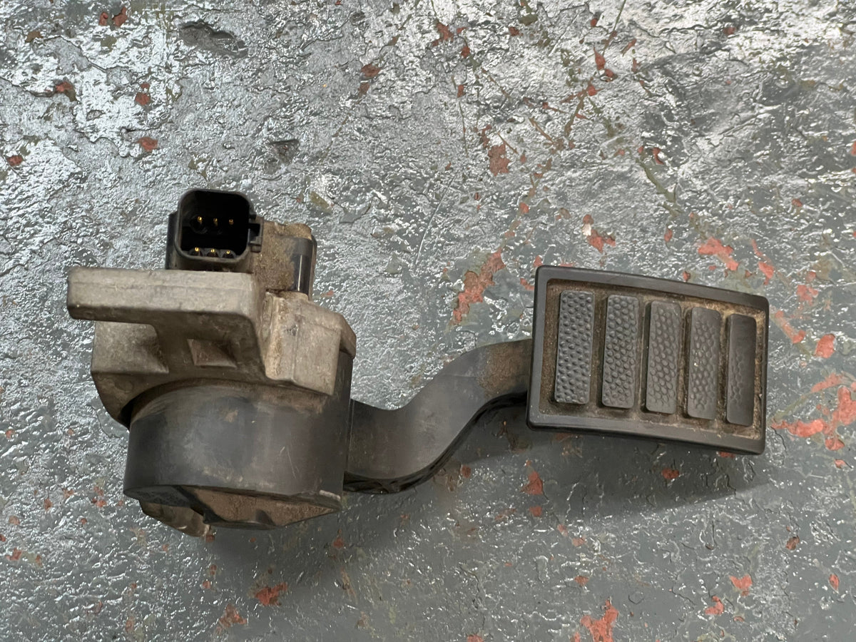 Volvo 133667 accelerator pedal with throttle position sensor from 2006 Volvo, used - view 2 of 8