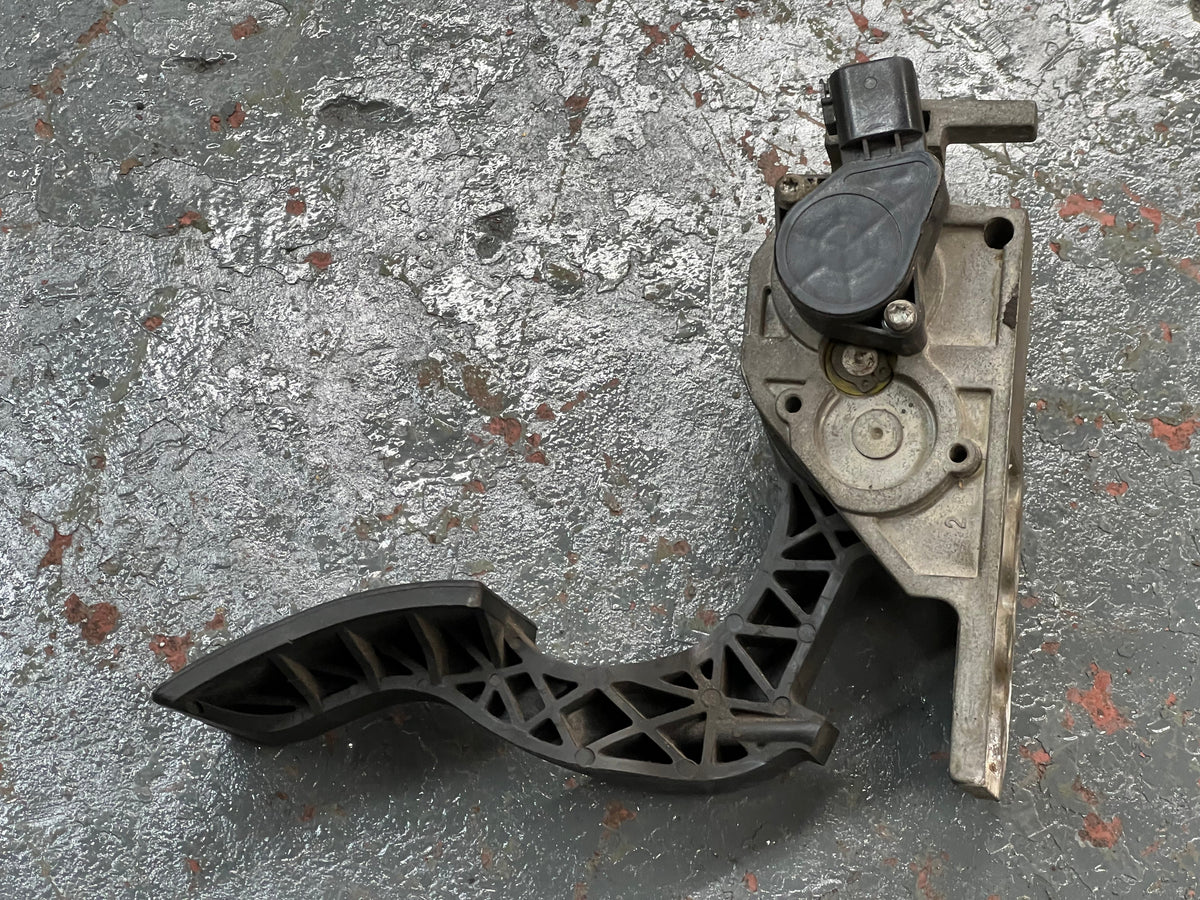 Volvo 133667 accelerator pedal with throttle position sensor from 2006 Volvo, used - view 4 of 8