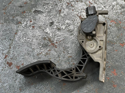 Volvo 133667 accelerator pedal with throttle position sensor from 2006 Volvo, used - view 4 of 8