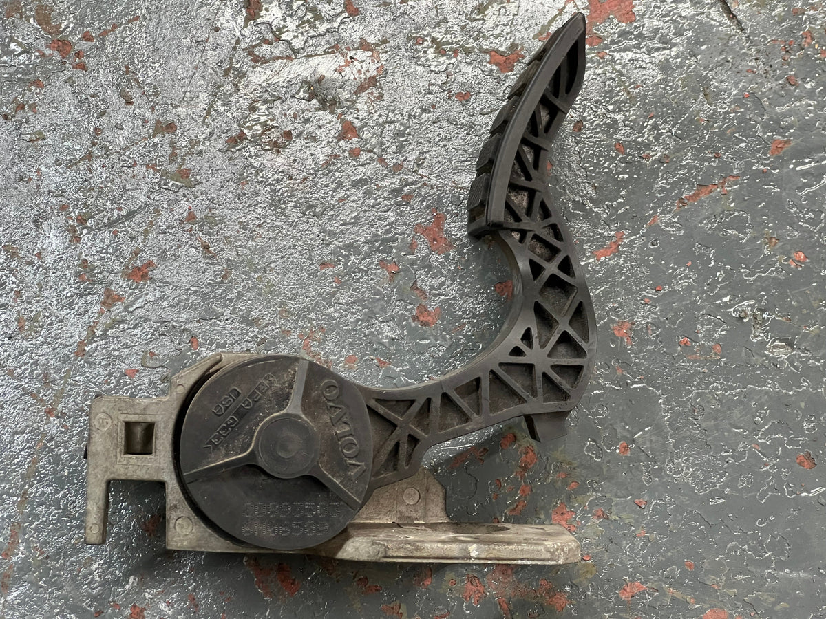 Volvo 133667 accelerator pedal with throttle position sensor from 2006 Volvo, used - view 8 of 8