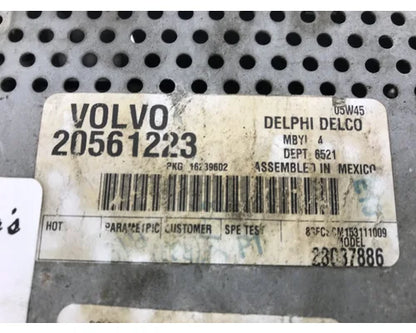 Volvo 20561223 CD player radio from 2006 Volvo VT, used - view 3 of 4