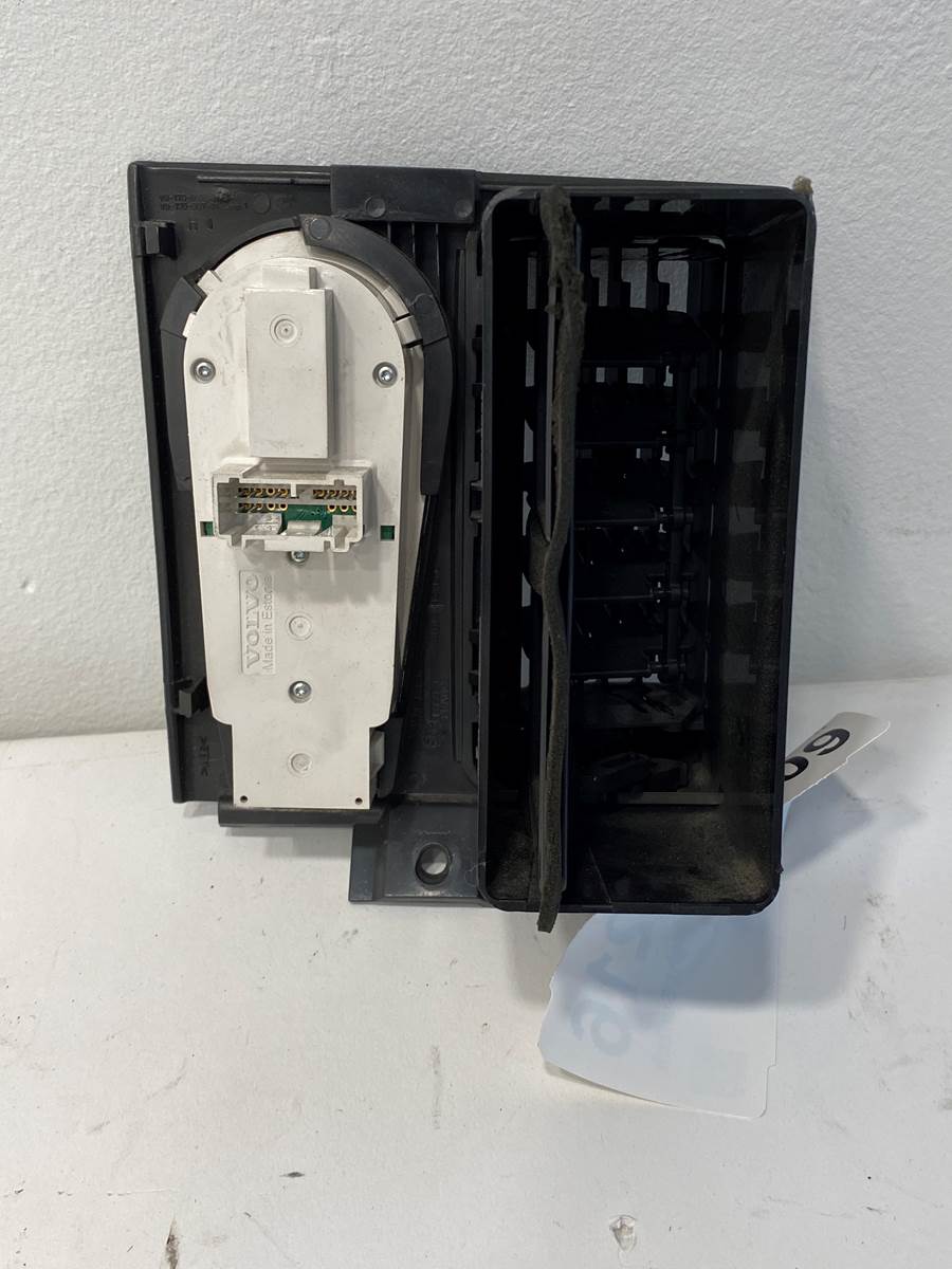 Volvo 20953575P07 headlight switch panel from 2015 Volvo VNL GEN 2, used - view 2 of 3