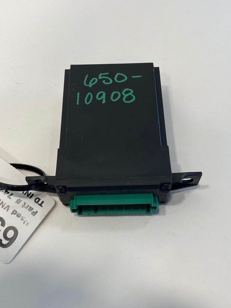 Volvo 21465355 dash / cab control module from 2012 Volvo VNL GEN 2, used - view 4 of 6