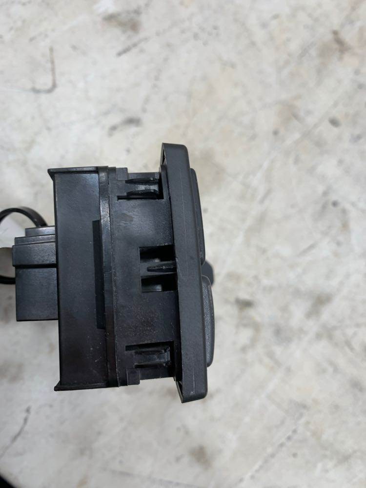 Volvo 21543900P01 driver side (LH) power window switch from 2008 Volvo VNL, used - view 4 of 6
