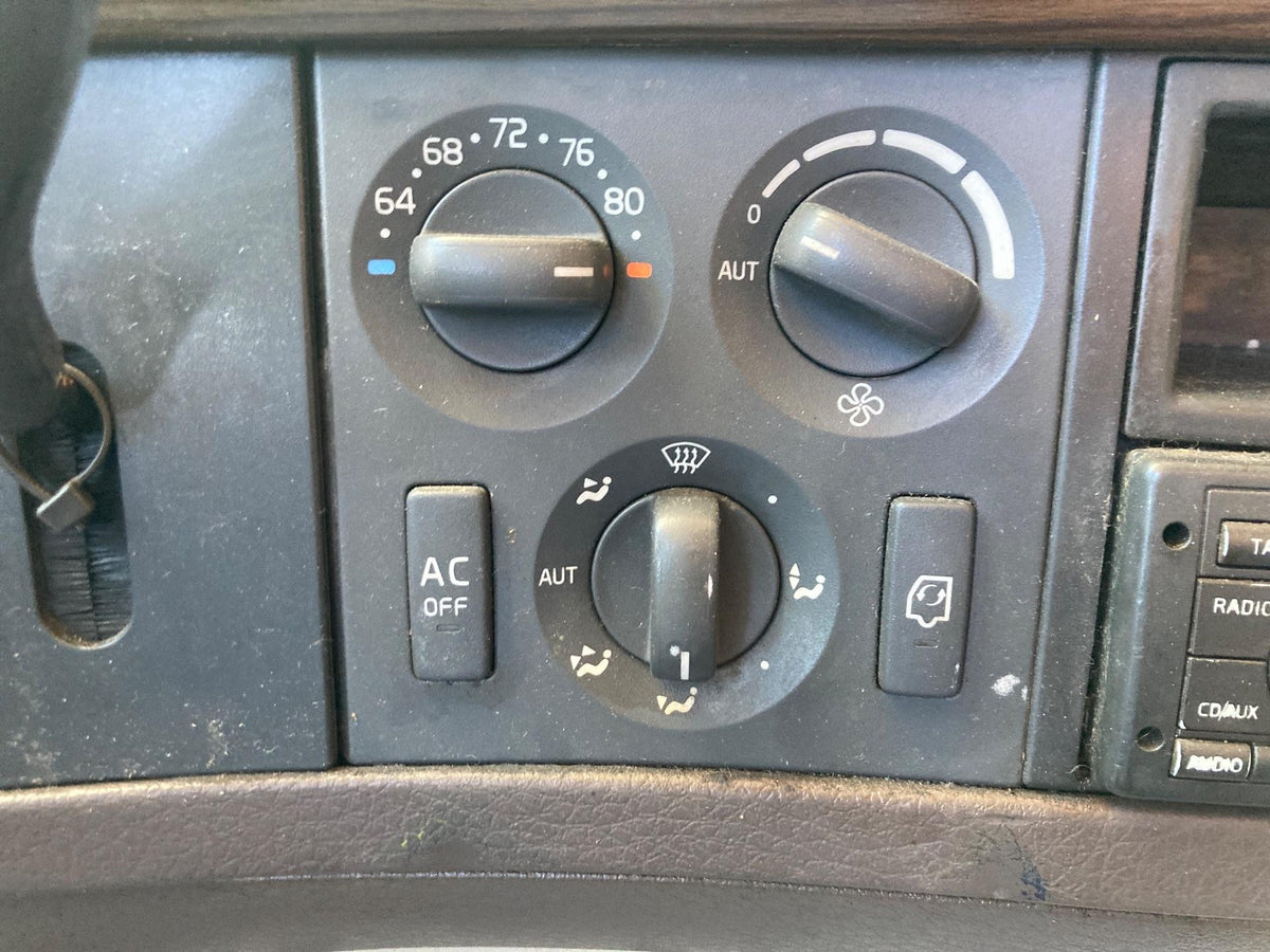 Volvo 21658007 heater / A/C temperature control from 2012 Volvo VNL, used