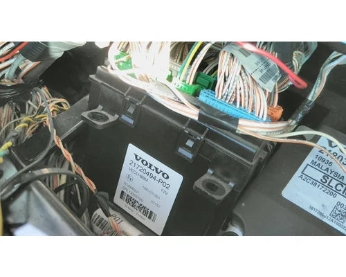 Volvo 21720494-P02 chassis control module from 2014 Volvo VNL, used