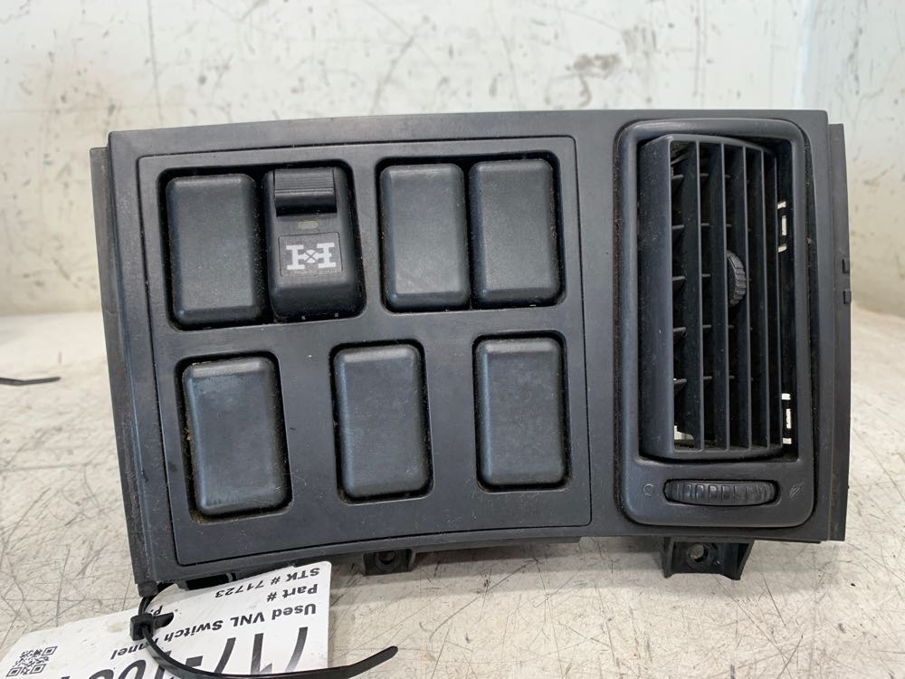 Volvo 3175580 switch panel from 2004 Volvo VNL, used