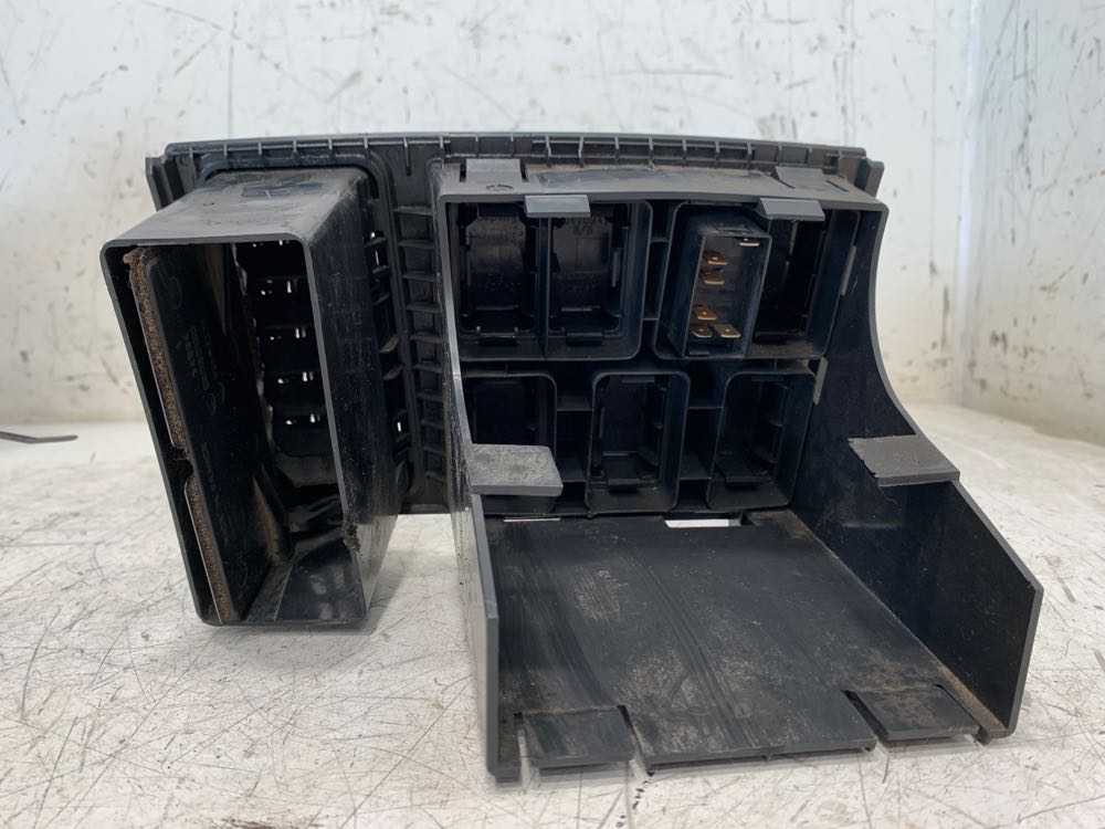 Volvo 3175580 switch panel from 2004 Volvo VNL, used - view 5 of 6