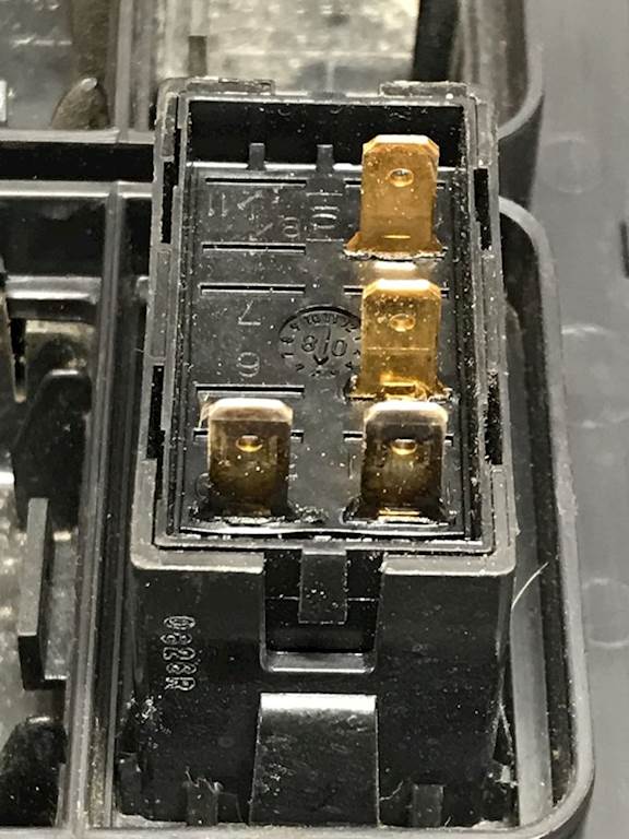 Volvo 3175601 switch panel (lights / traction control / fifth wheel) from 2009 Volvo VNM, used