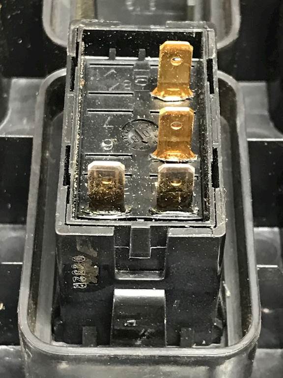 Volvo 3175601 switch panel (lights / traction control / fifth wheel) from 2009 Volvo VNM, used - view 2 of 4