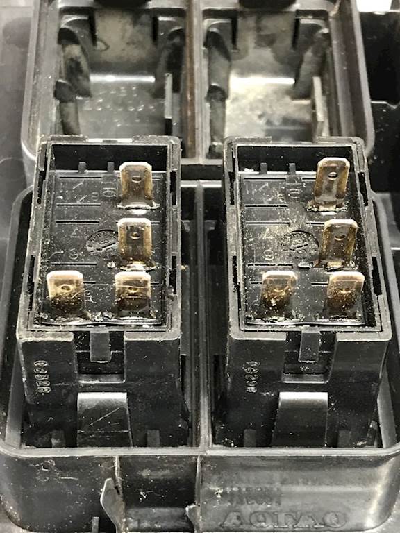 Volvo 3175601 switch panel (lights / traction control / fifth wheel) from 2009 Volvo VNM, used - view 3 of 4