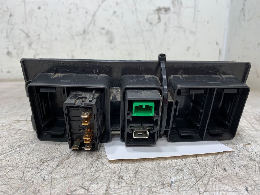 Volvo 3175616 switch panel from 2013 Volvo VNL, used - view 4 of 4