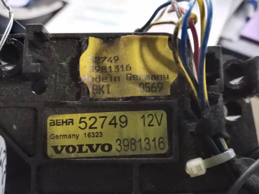 Volvo 3981316 heater / A/C control panel from 2003 Volvo VNL, used - view 2 of 2