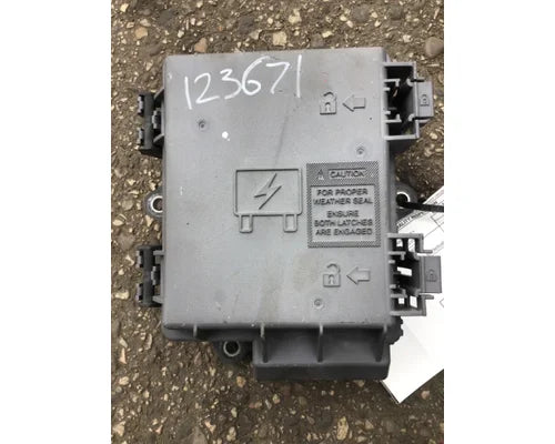 Volvo 9162439 fuse box / power distribution module from 2015 Volvo VNL200, used