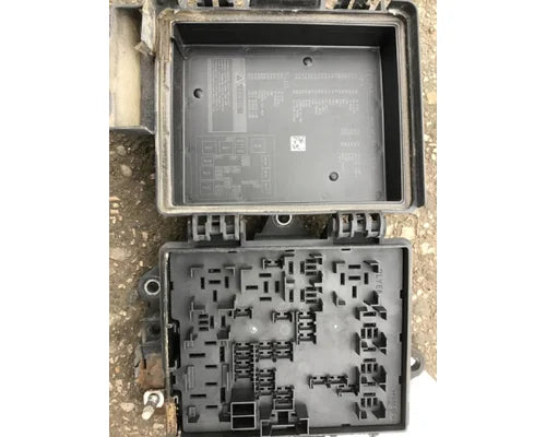 Volvo 9162439 fuse box / power distribution module from 2015 Volvo VNL200, used - view 3 of 5