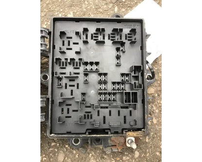 Volvo 9162439 fuse box / power distribution module from 2015 Volvo VNL200, used - view 4 of 5