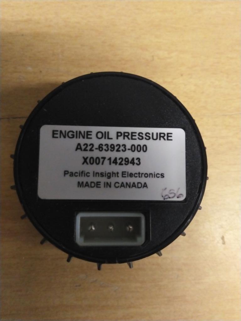 Western Star A22-63923-000 oil pressure gauge from 2014 Western Star 4700, used - view 2 of 2