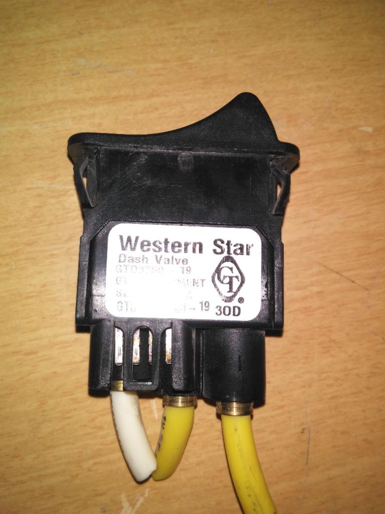 Western Star GTD3280-19 interaxle lock switch from 2014 Western Star 4700, used - view 2 of 3