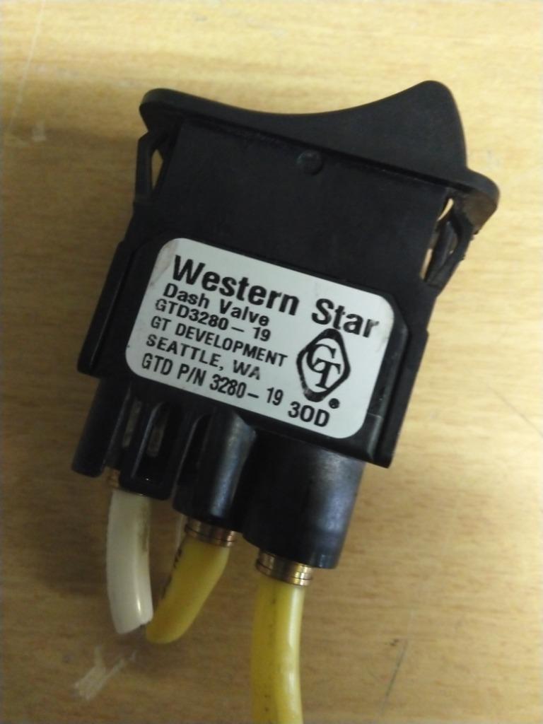 Western Star GTD3280-19 interaxle lock switch from 2014 Western Star 4700, used - view 3 of 3