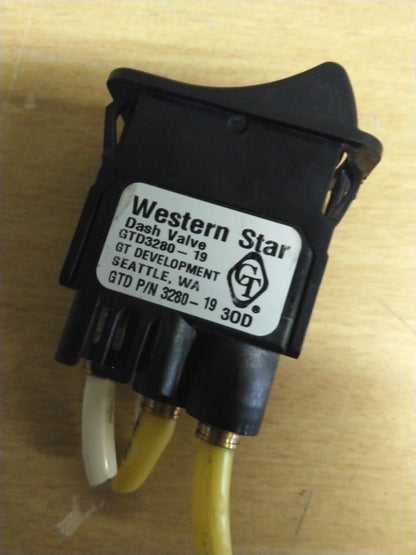 Western Star GTD3280-19 interaxle lock switch from 2014 Western Star 4700, used - view 3 of 3