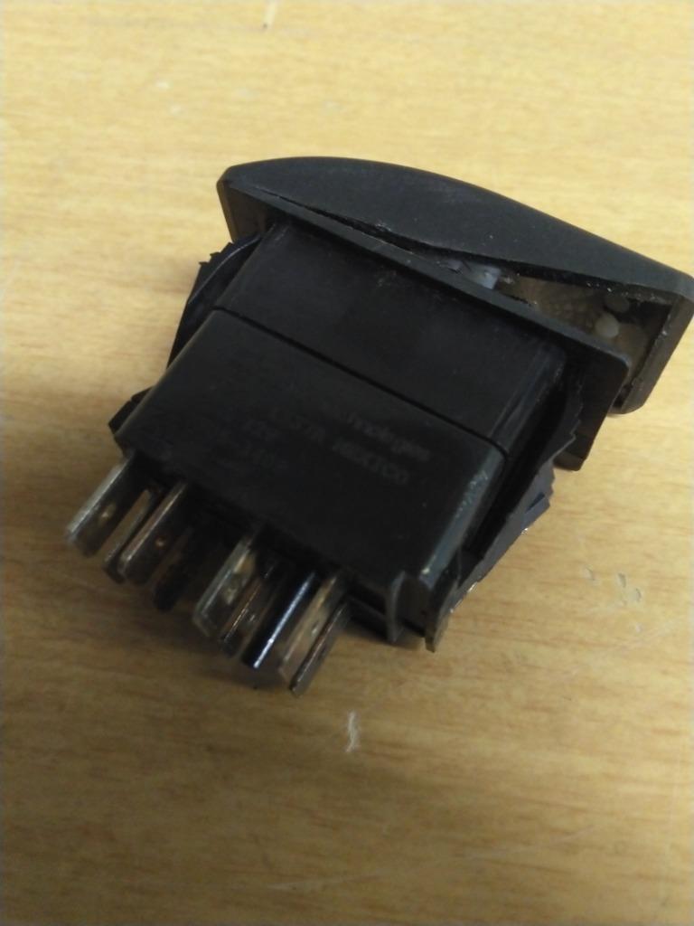 Western Star VDD1 1337R engine fan switch from 2014 Western Star 4700, used - view 2 of 2